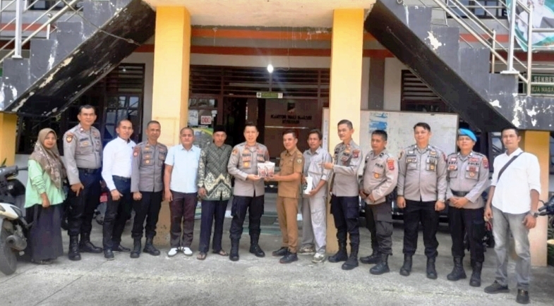 Setelah beraudensi dengan masyarakat Kapolres beserta rombongan foto bersama dengan walinagari dan tokoh masyarakat lainnya.
